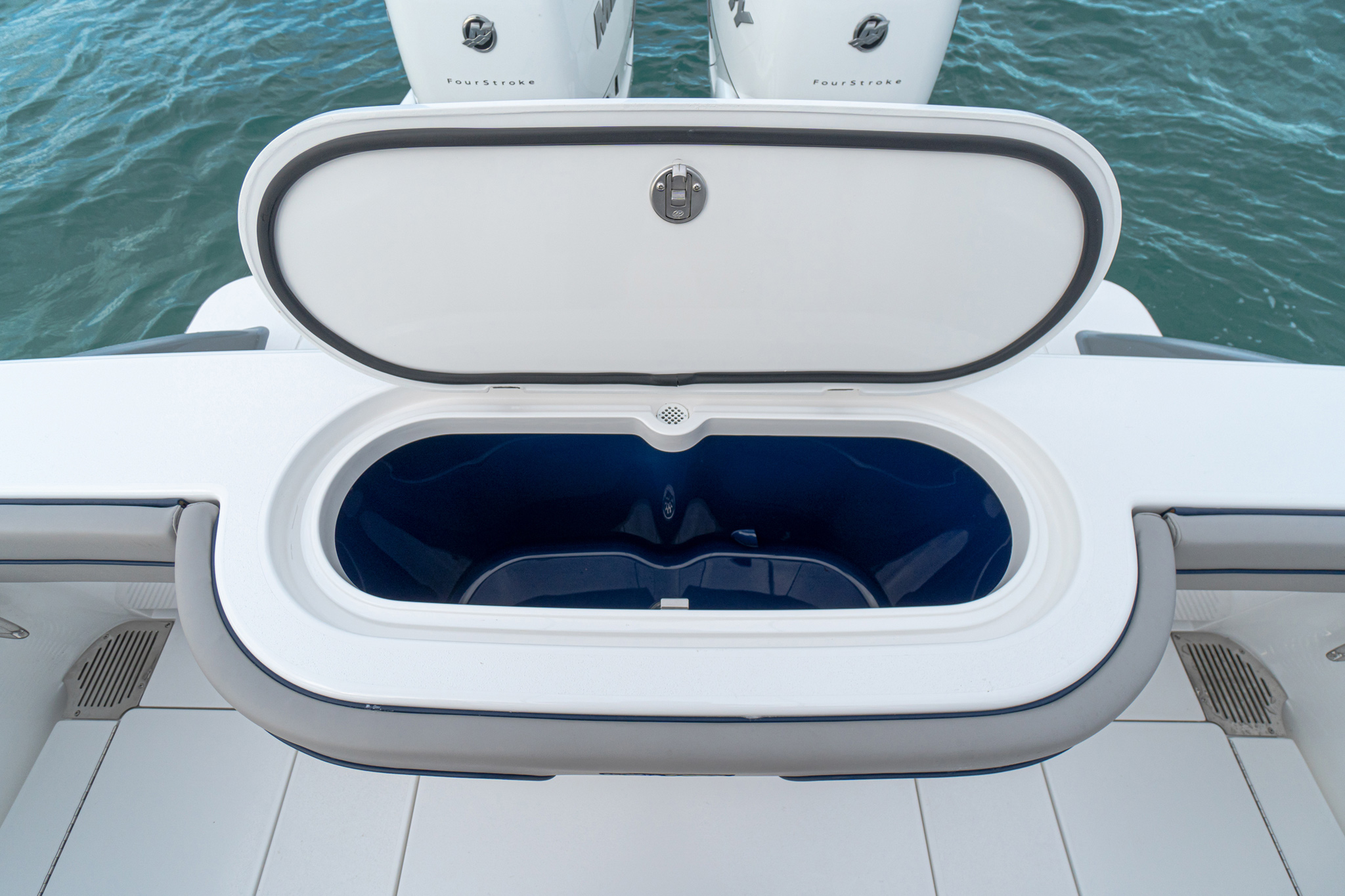 Transom live well with deep gutter, overboard drainage, bait-life-extending blue interior.